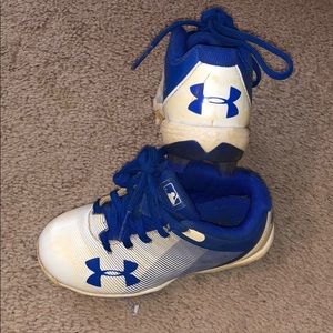 Size 8 kids Under Armour baseball cleats.